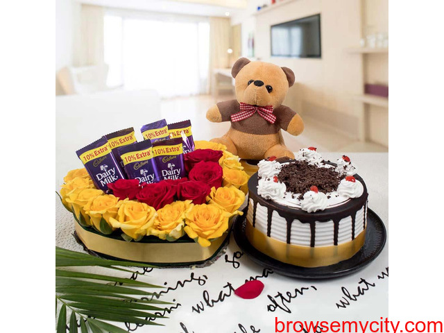 Send Anniversary Gifts Online For Same Day Delivery in India via OyeGifts - 4/5